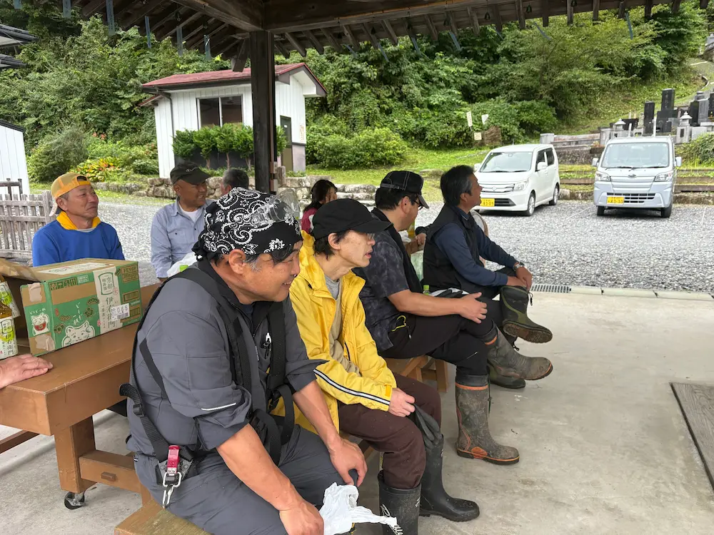 千手堂の方々とお墓周りの草刈りとゴミ拾い