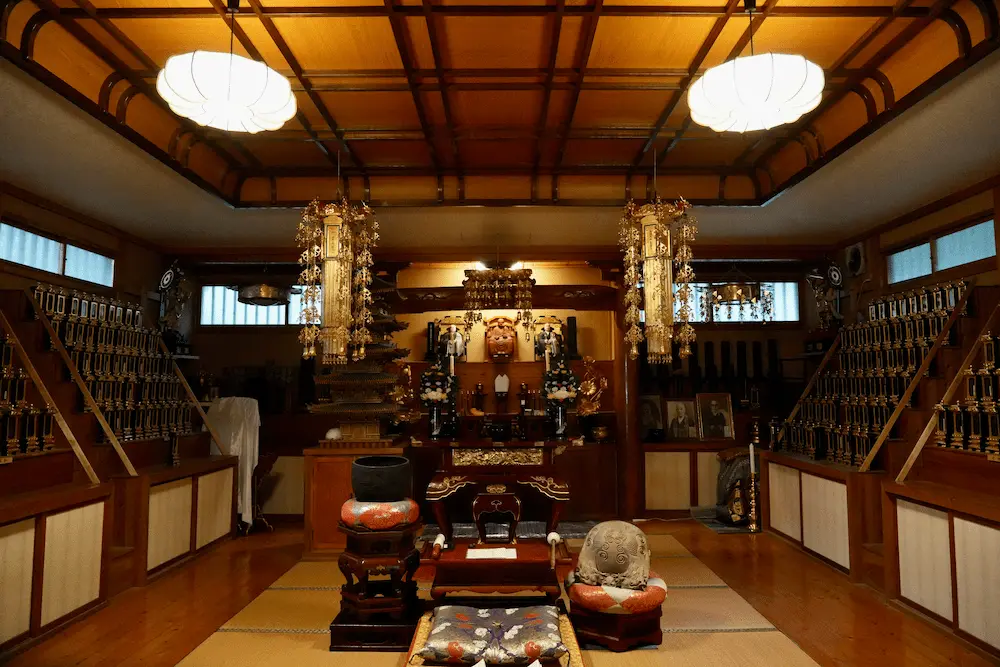 開山堂(かいさんどう)とは、そのお寺を初めて開いた僧侶(開山・かいさん)の像や位牌を祀るお堂のことです。